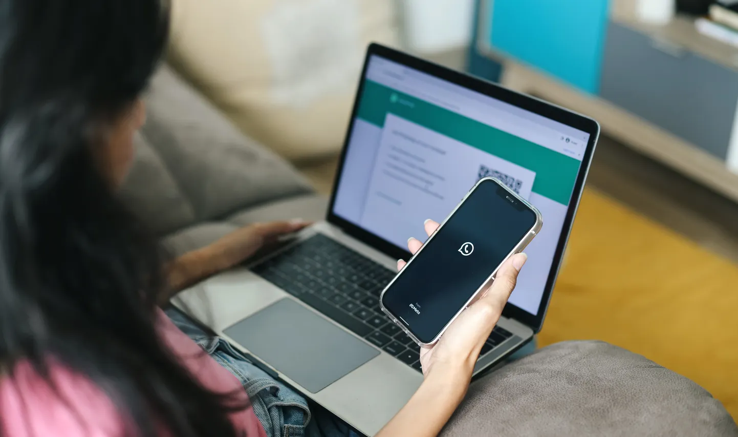 Телефон и ноутбук с WhatsApp
