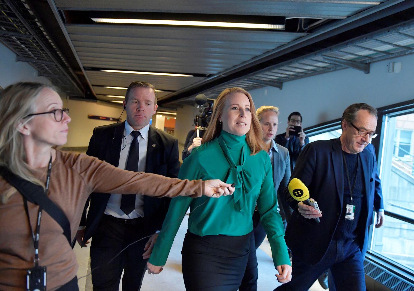 Rootsi Keskpartei esimees Annie Lööf täna ajakirjanike piiramisrõngas pärast seda, kui teatas koalitsioonikõneluste juhtimisest loobumisest.