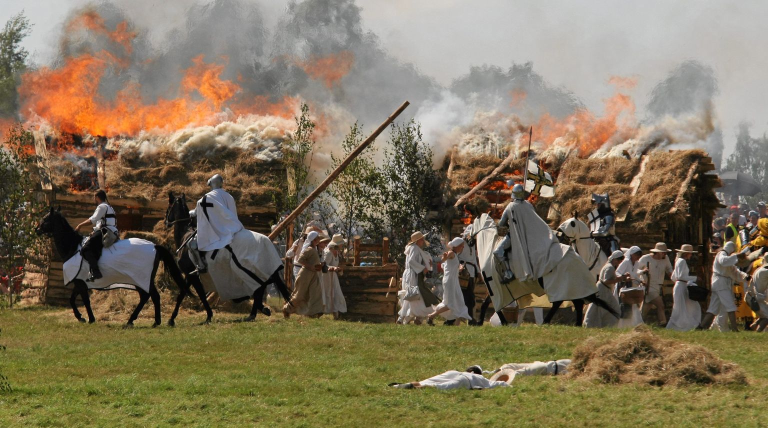 Rüütliteks kehastunud näitlejad Grünwaldi lahingu 600. aastapäeval.