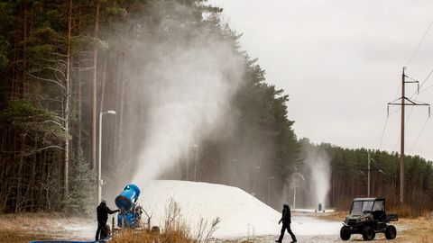 Pärnu lumekahurid töötavad, kuid suusaraja sissesõitja pole veel selge