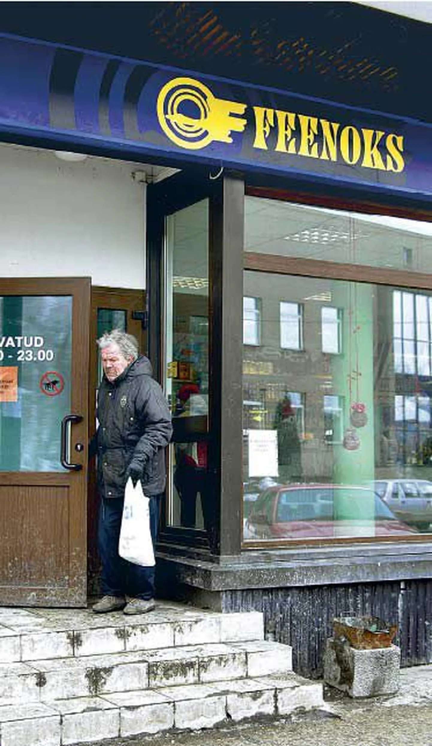 Feenoksi pood Tartus Kuperjanovi tänaval suleb uksed kell 23, sest elumajades asuvates kauplustes ei ole siis enam alkoholimüük lubatud. Täielik alkoholimüügi keeld kehtib Tartu linna poodides alates kella 2st öösel.