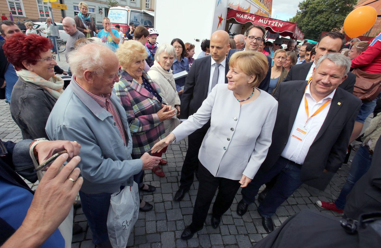 Angela Merkel Ida-Saksamaad külastamas.