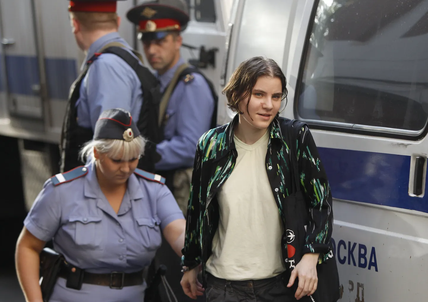 Pussy Rioti liige Jekaterina Samutsevitš koos teda saatva politseinikuga.