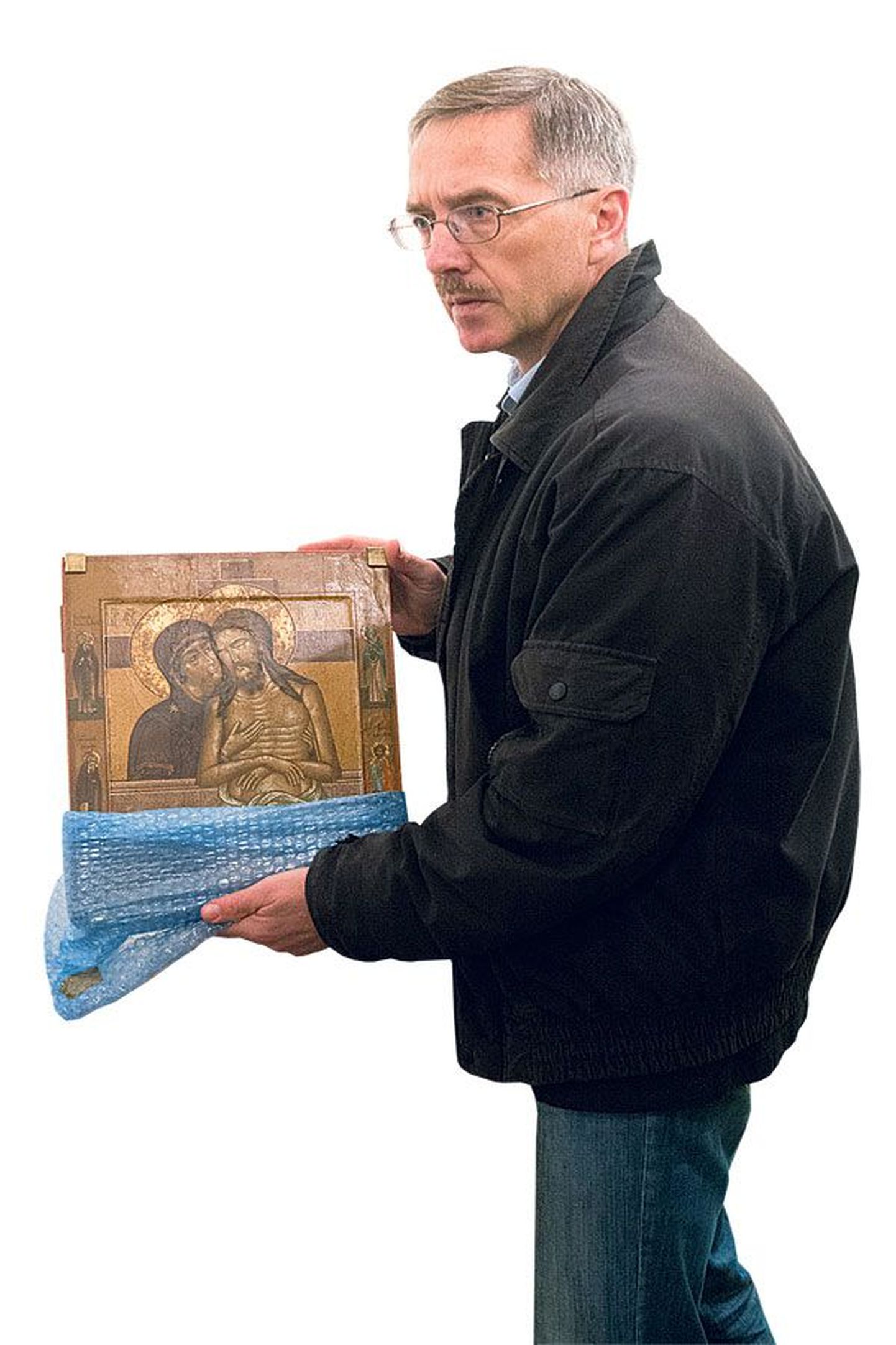 Сергей Иванов демонстрирует икону Гавриила Фролова, которая хотя и хранится в надежном месте, однако недоступна для публики.
