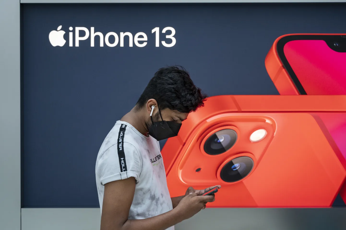 Maski kandev Iphone'i kasutaja Apple'i promoüritusel.
