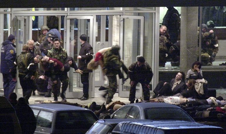 Вынос раненых из театрального центра на Дубровке.