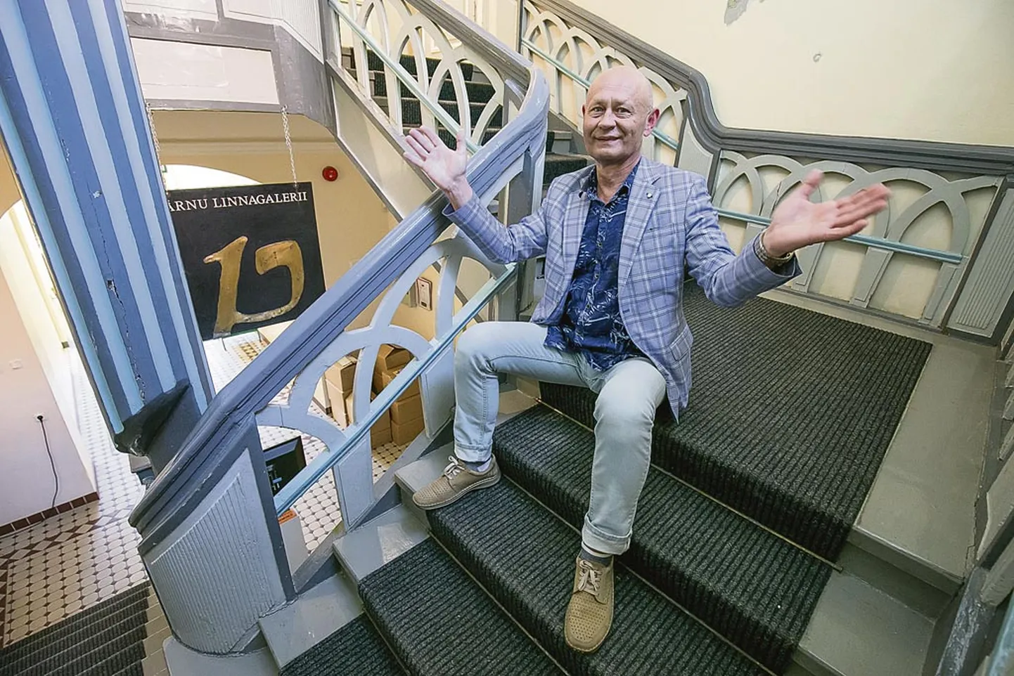 Pärnu linnagalerii juhataja Alar Raud­oja näitab nurgelist treppi, mida mööda tuleb tal inseneritaipu rakendades kunstiteoseid näitusele tarida. Vahel on selleks ­vaja kuut meest.