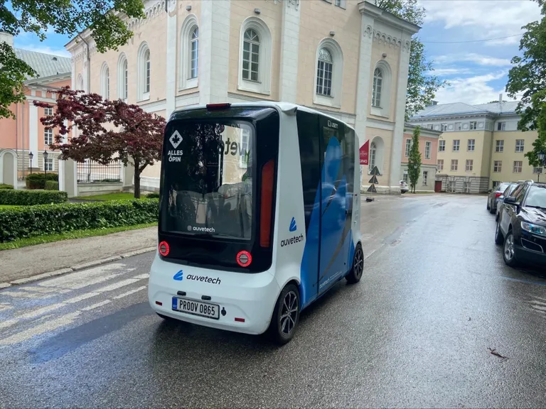 Iseauto tiirutas ümber ülikooli ja sõitis ka teistel tänavatel.