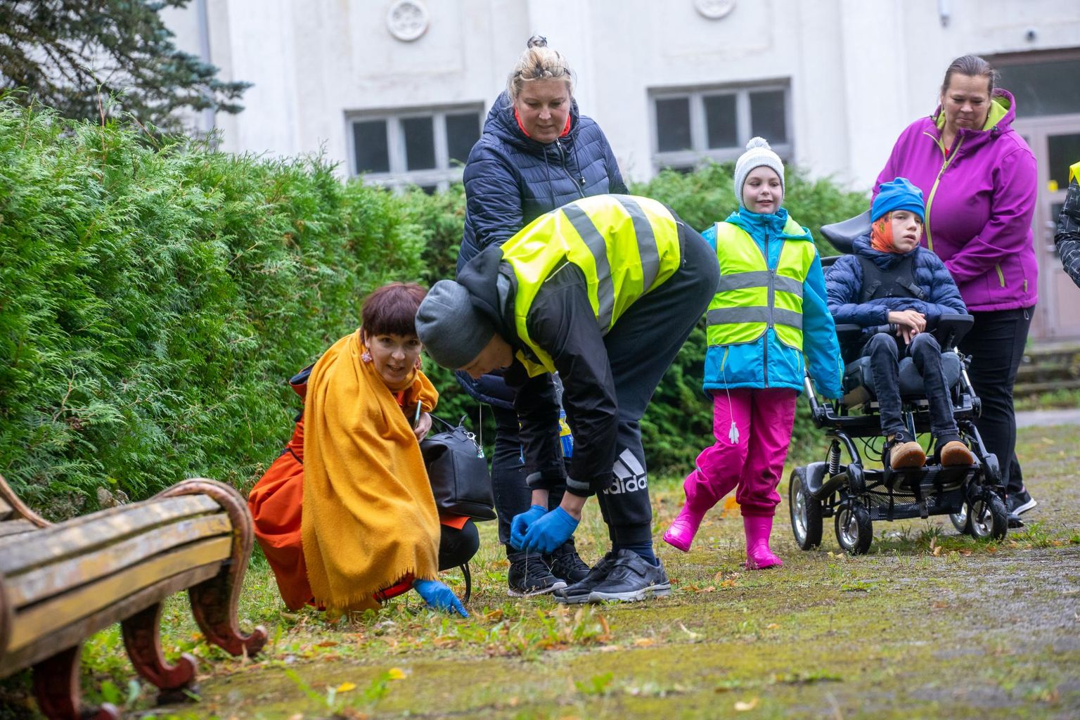 Porkuni kooli 17 klassi ja rühma koristab viie päeva jooksul Eesti maailmakoristuspäeva raames Porkunit.