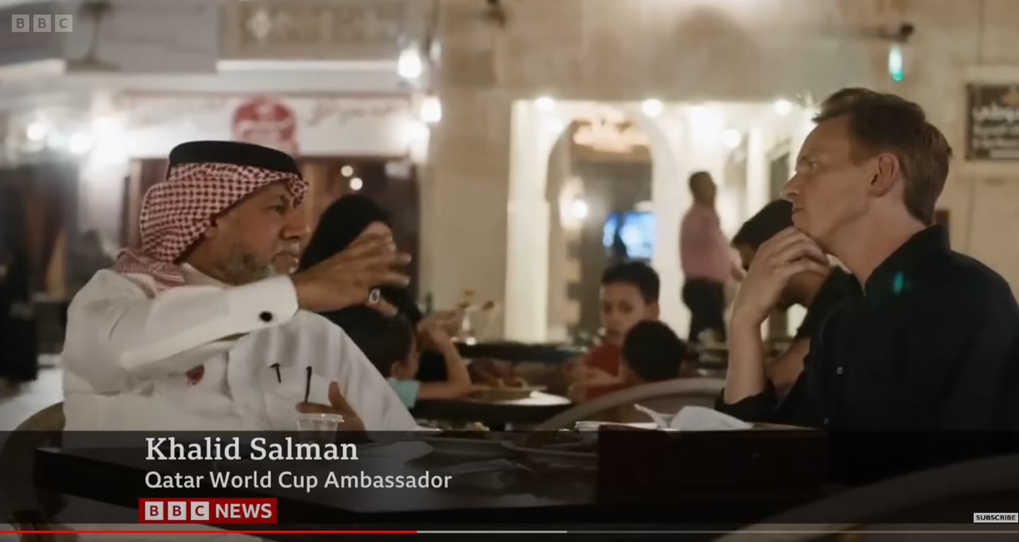 Katari jalgpalli MM-i saadik, endine jalgpallur Khalid Salman (vasakul) andis Sksa telekanalile ZDF intervjuu