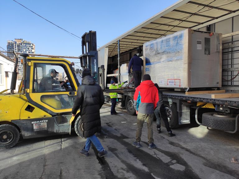 Эвакуация оборудования из Киева, первые дни полномасштабного вторжения России в Украину.