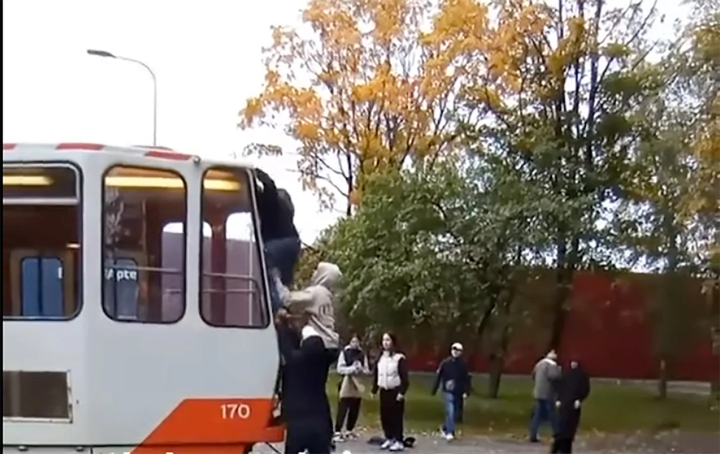 Üksinda oleks trammi katusele ronimene keeruline, aga sõprade abiga saab hakkama.