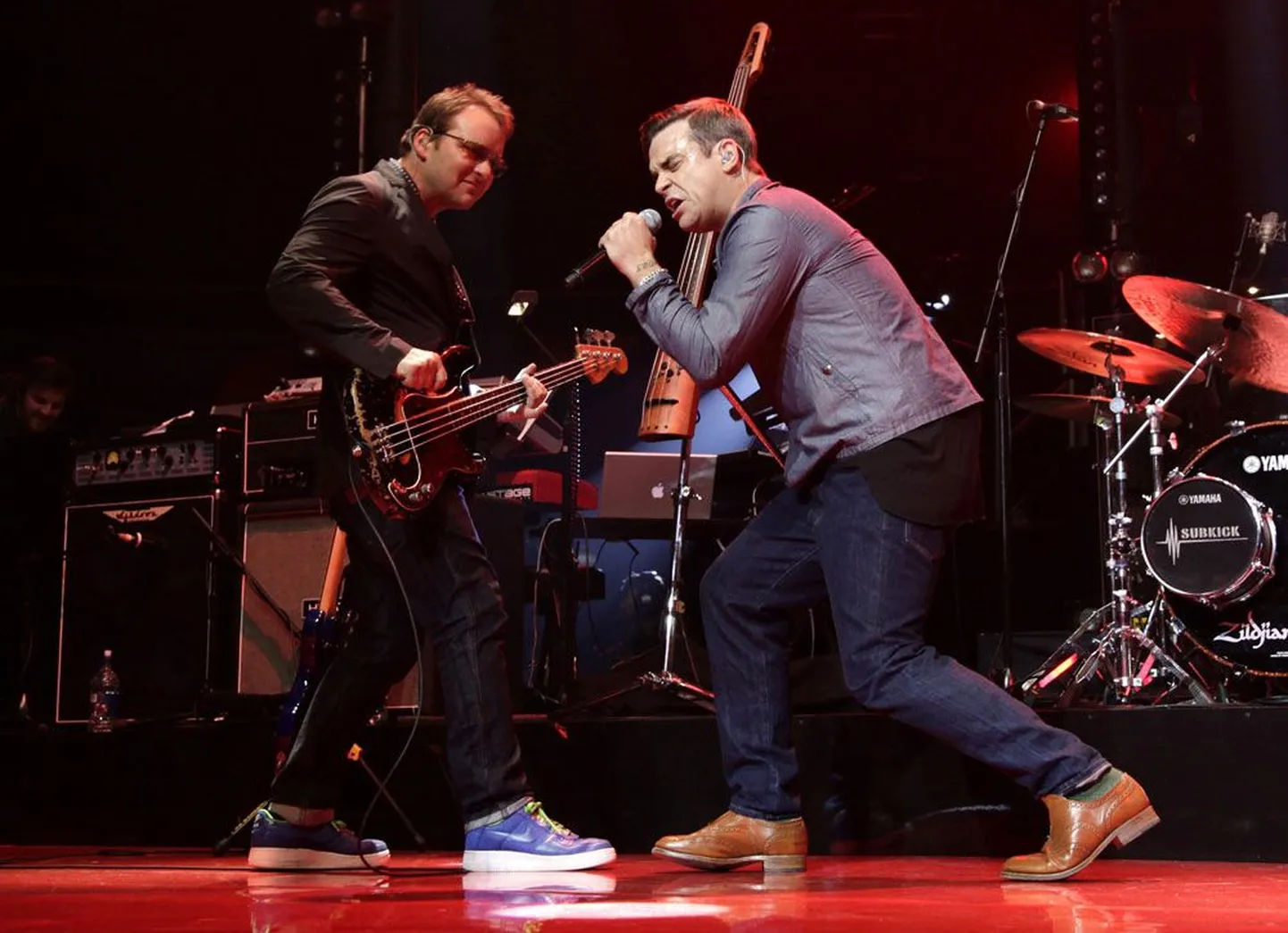 Robbie Wil­liams astus pärast kolmeaastast pausi eile Londonis taas lavale.