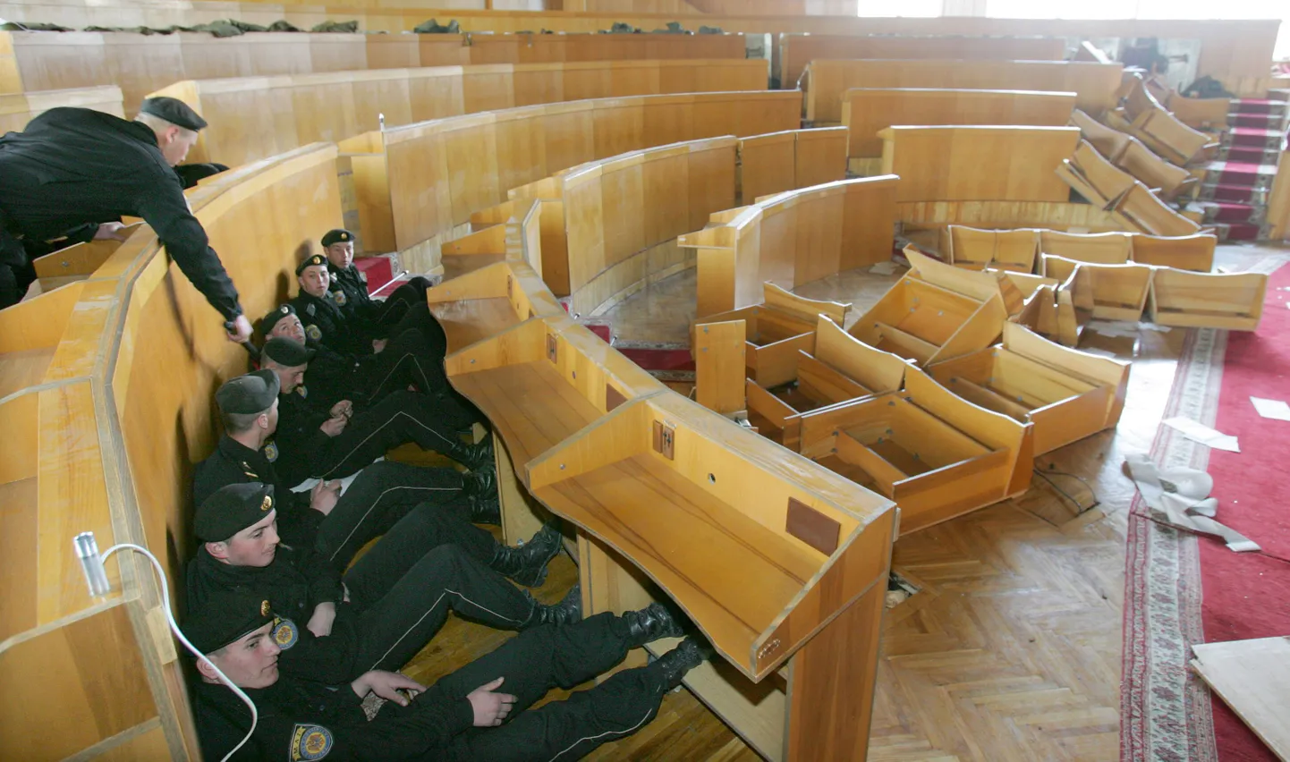 Moldova eriüksuse sõdurid istumas parlamendisaalis.