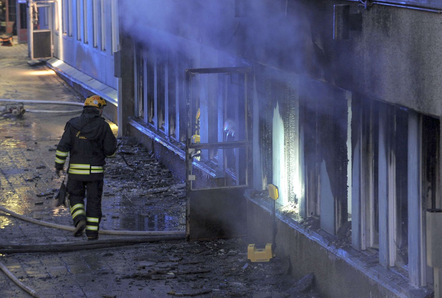 Tuletõrjuja ja süüdatud hoone Rootsis Eskilstunas. Ka nüüd olid Eskilstunas süütamised