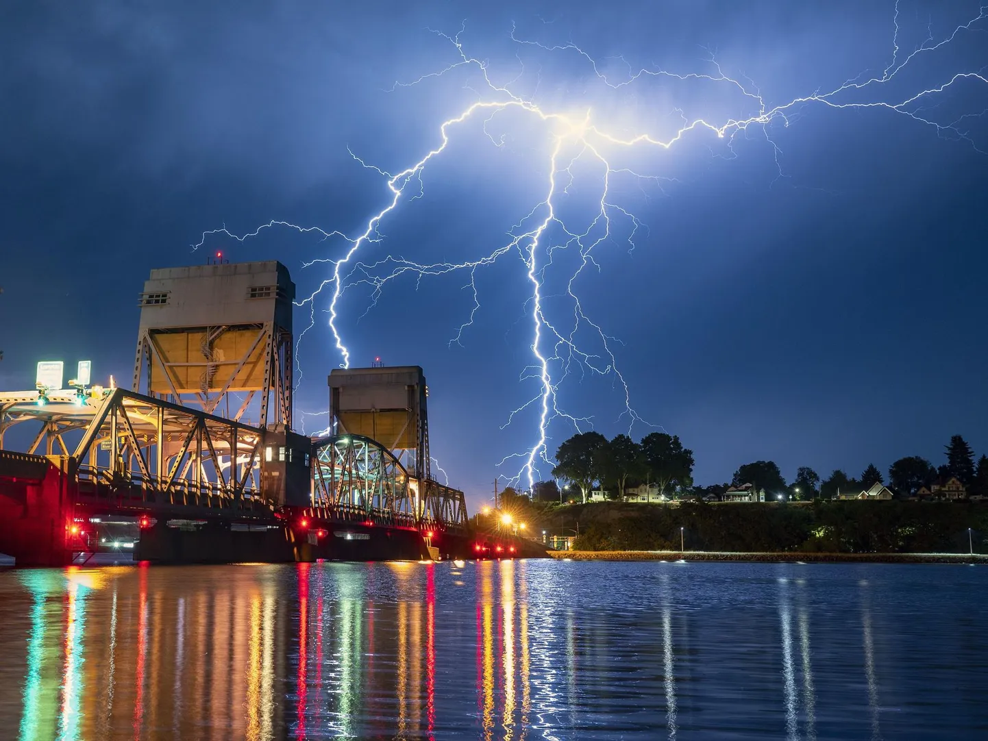 Pikselöögis liiguvad elektrilaengud juba varasemalt jääkristallide turbulentses «tantsus» ja laengutevahetuses moodustunud voolukanaleid pidi. Pilvedesse endisse tekkinud laengute energia on läbilöögiks ebapiisav. Välgulöök Lewistonis (Idaho, USA) eelmise aasta juulikuus.
