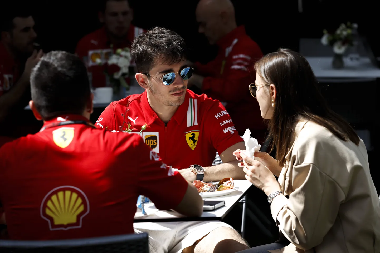 Charles Leclerc koos oma tüdruksõbra Charlotte Sinega.