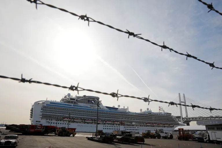 Kruiisilaev Diamond Princess on karantiinis Yokohama sadama Daikoku kai ääres.