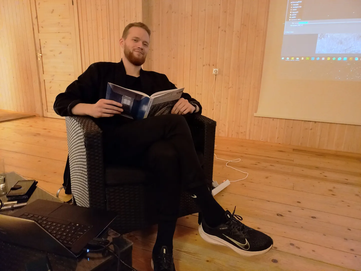 "Tahtsin demonstreerida materjali, mis nõukogude perioodil salastati, ja teha seda sellisel kujul, et noored põlvkonnad suudaksid kuidagi tolle ajaga suhestuda," rääkis Aap Tepper näituse ja raamatu "Neelatud aeg" sünniloost. Arhiivimaterjale vaatas ta kunstniku, mitte ajaloolase pilguga.