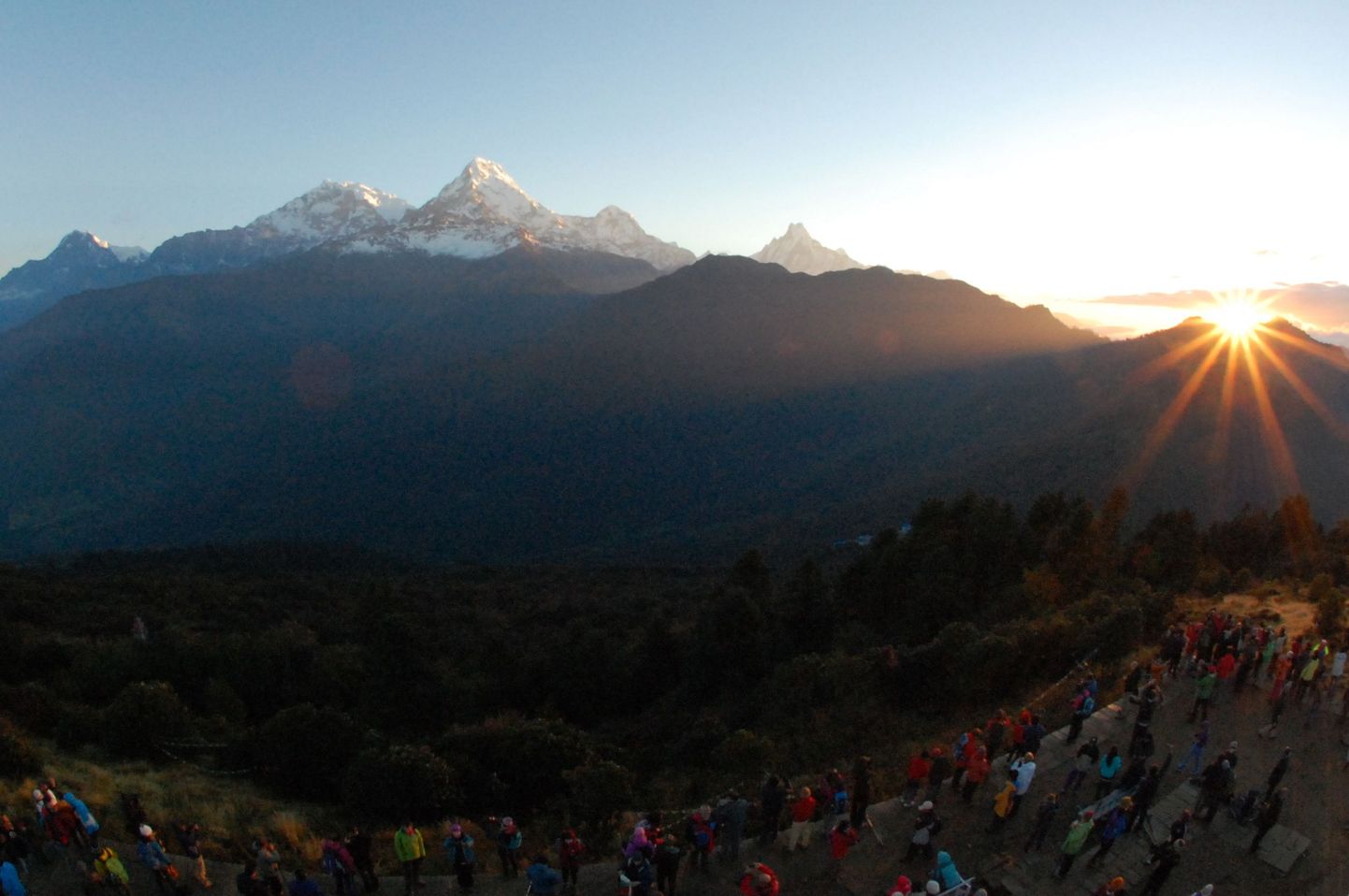 Päike tõuseb Himaalajas üle Annapurna.