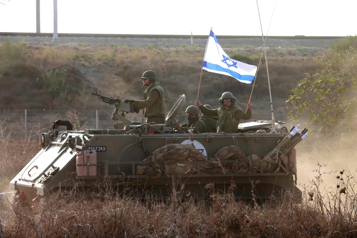 Iisraeli sõdurid pühapäeval, 8. oktoobril Sderoti linna ümbrust sissetungijatest puhastamas.