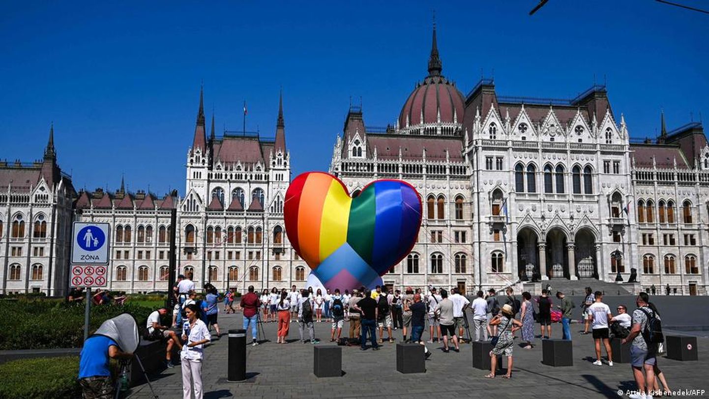 Активисты LGBT-движения протестуют перед парламентом Венгрии в Будапеште