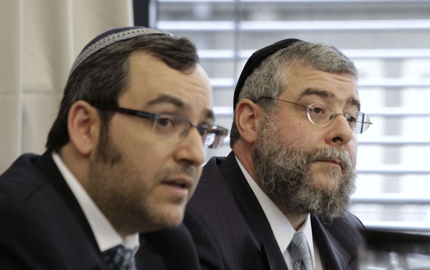 Euroopa rabide konverentsi juht Pinchas Goldschmidt (vasakul) ja rabi Avichai Apel 12. juulil Berliinis peetud kohtumisel, kus arutleti Saksa kohtu otsuse üle, mis käsitleb ümberlõikamist kehavigastuse tekitamisena.
