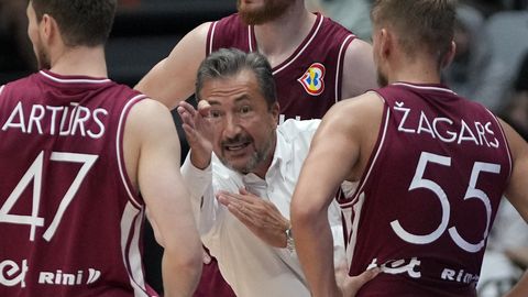 Läti treener ja korvpallur olid kohtunike peale pahased