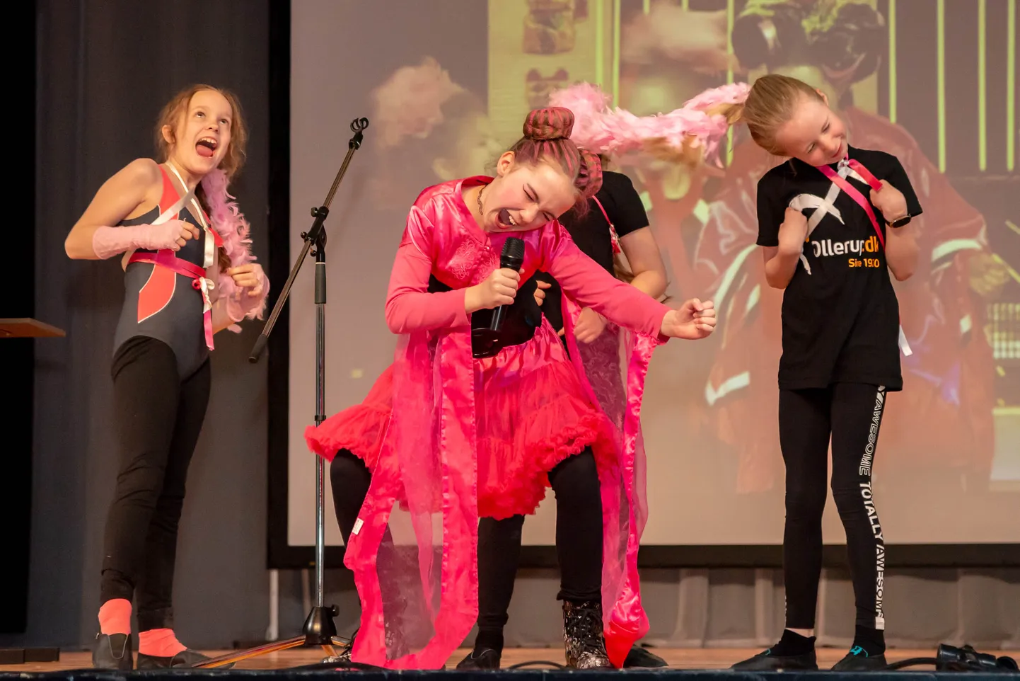 PLAYBACK: 2.a klassi õpilased (vasakult) Agnes Metsmaa, Saskia Esko, Kaisi Tabri ja Adeele Aus esitasid kontserdil oma nägemuse Netta eurolaulust “Toy”.
