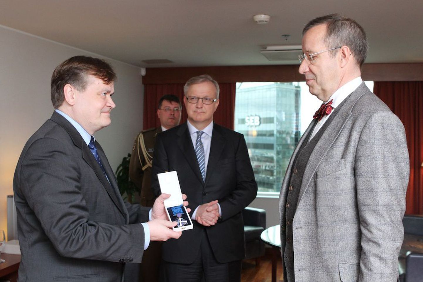 Timo Pesonen, Olli Rehn ja president Toomas Hendrik Ilves.