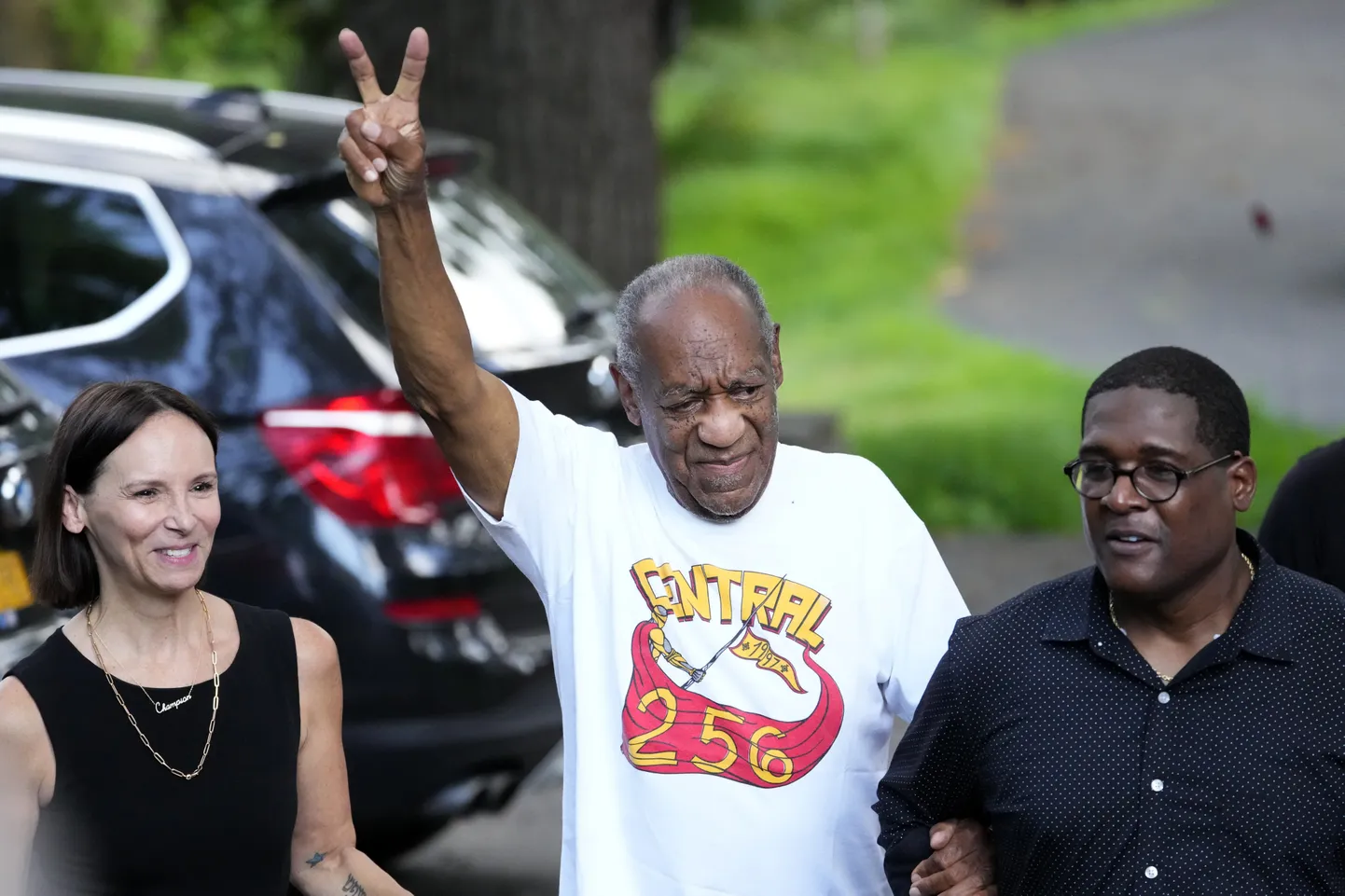 Koomik Bill Cosby (keskel) koos oma esindajatega pärast vabanemist ja koju jõudmist. Ta elab Pennsylvanias Elkins Parkis