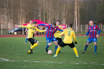 Tuleviku kaitsjad on Paide ründaja Vjatšeslav Zahovaiko korralikult pihtide vahele võtnud. FOTO: Dmitri Kotjuh