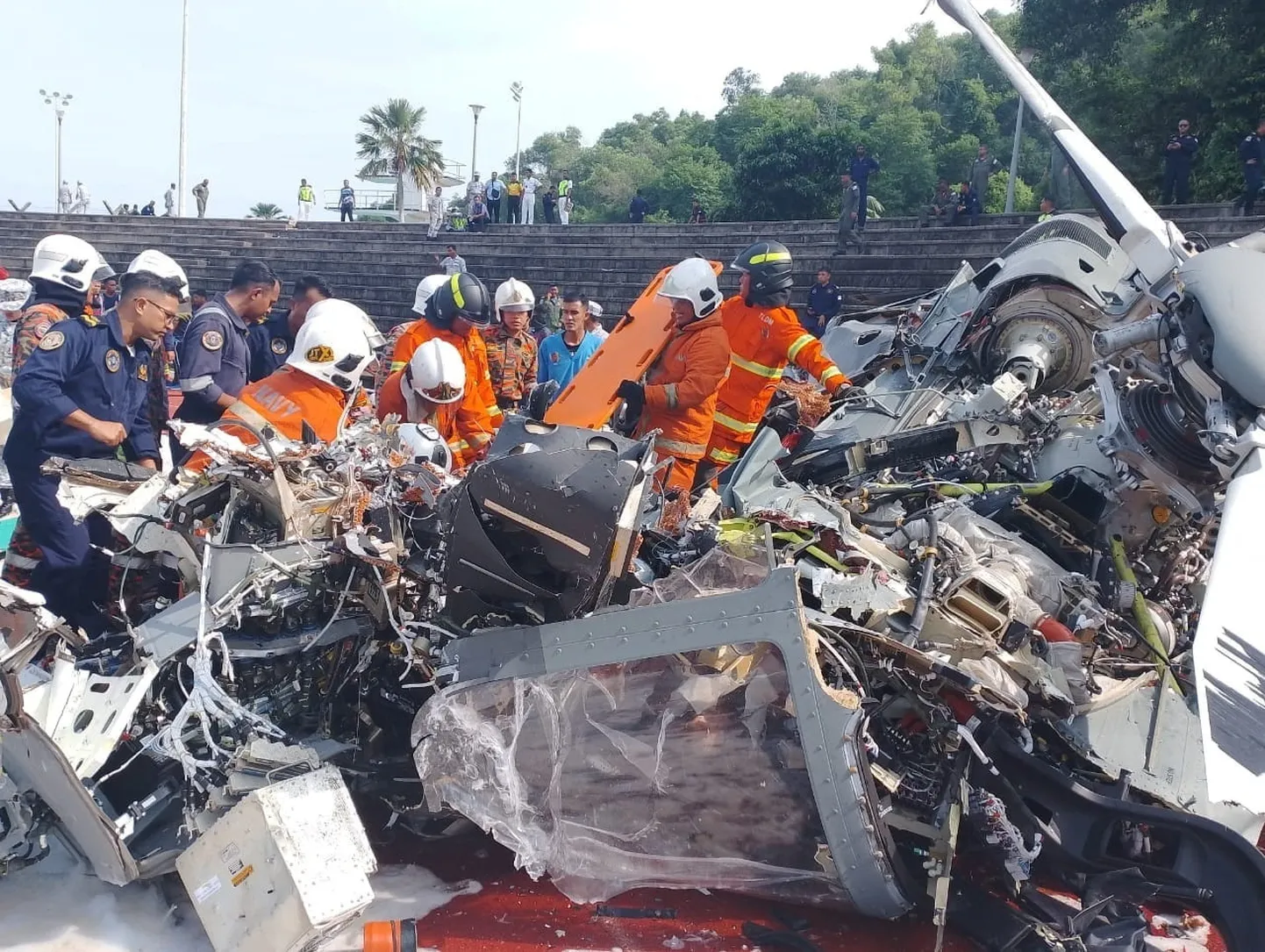 Päästetöötajad helikopteri õnnetuspaigas Lumutis Malaisias 23. aprillil 2024. aastal.