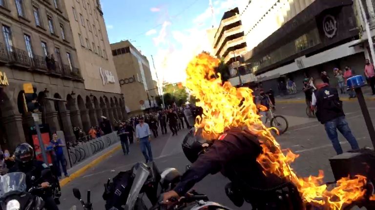 Mehhikos Jalisco osariigis Guadalajaras süütas protestija politseiniku.
