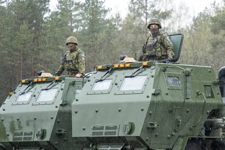 Церемония прибытия систем HIMARS на базу в Эмари.