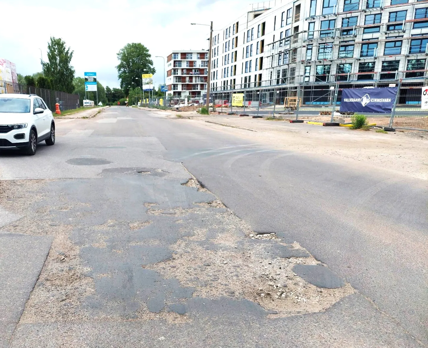 Rebase tänava sõidutee ootab remonti. Kas siia kunagi buss ka sõitma hakkab?