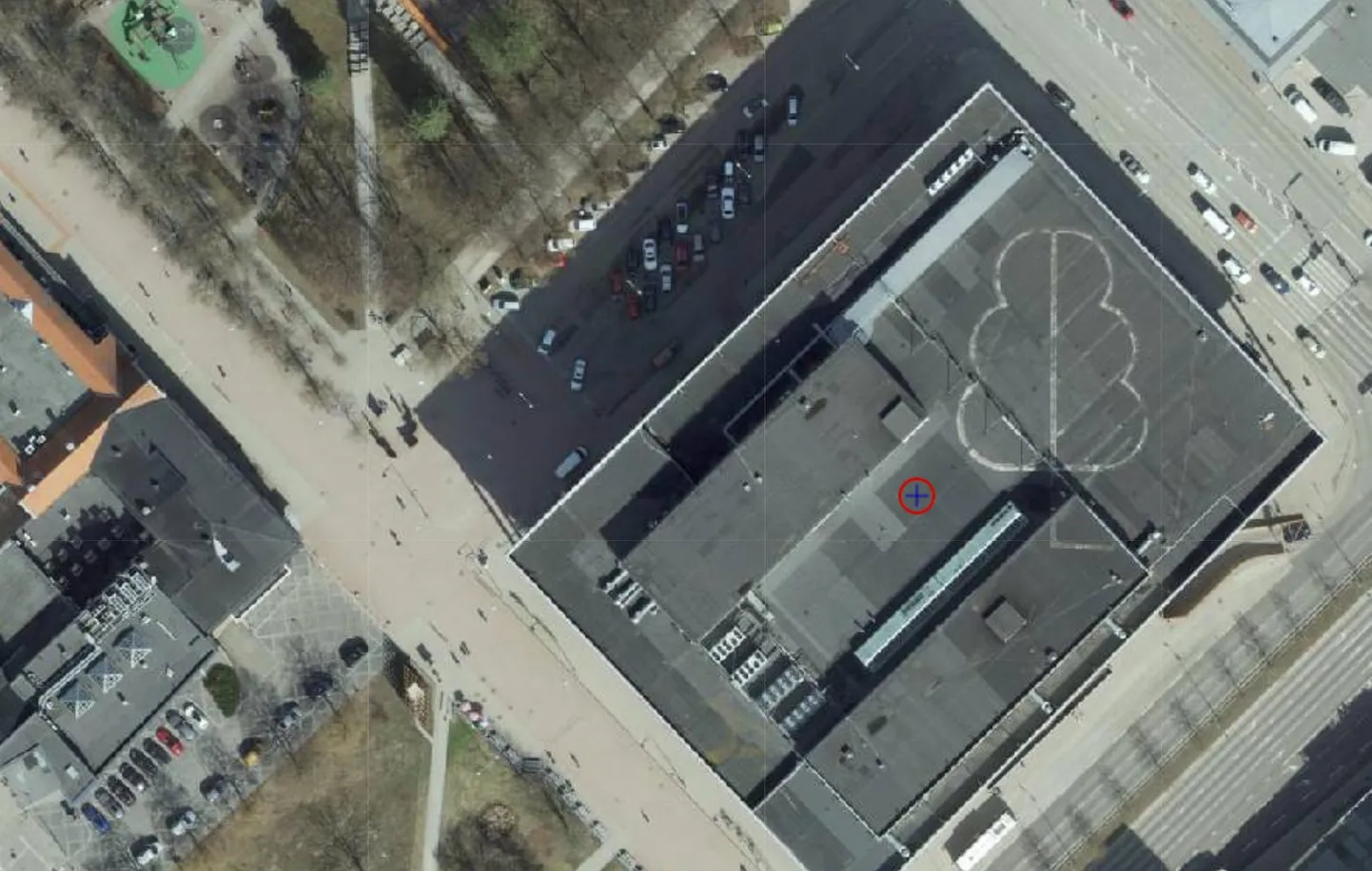 Tartu kaubamaja katus on vaieldamatult «roheline» . Gigantne tammelehepiirjoon viitab lennukilt ja kosmosest vaatajatele selle peale, et tegemist on igati roheliselt mõtleva linnarahvaga. Kas pargi asemele tehtavat kultuurikeskust ootab samasugune tulevik?