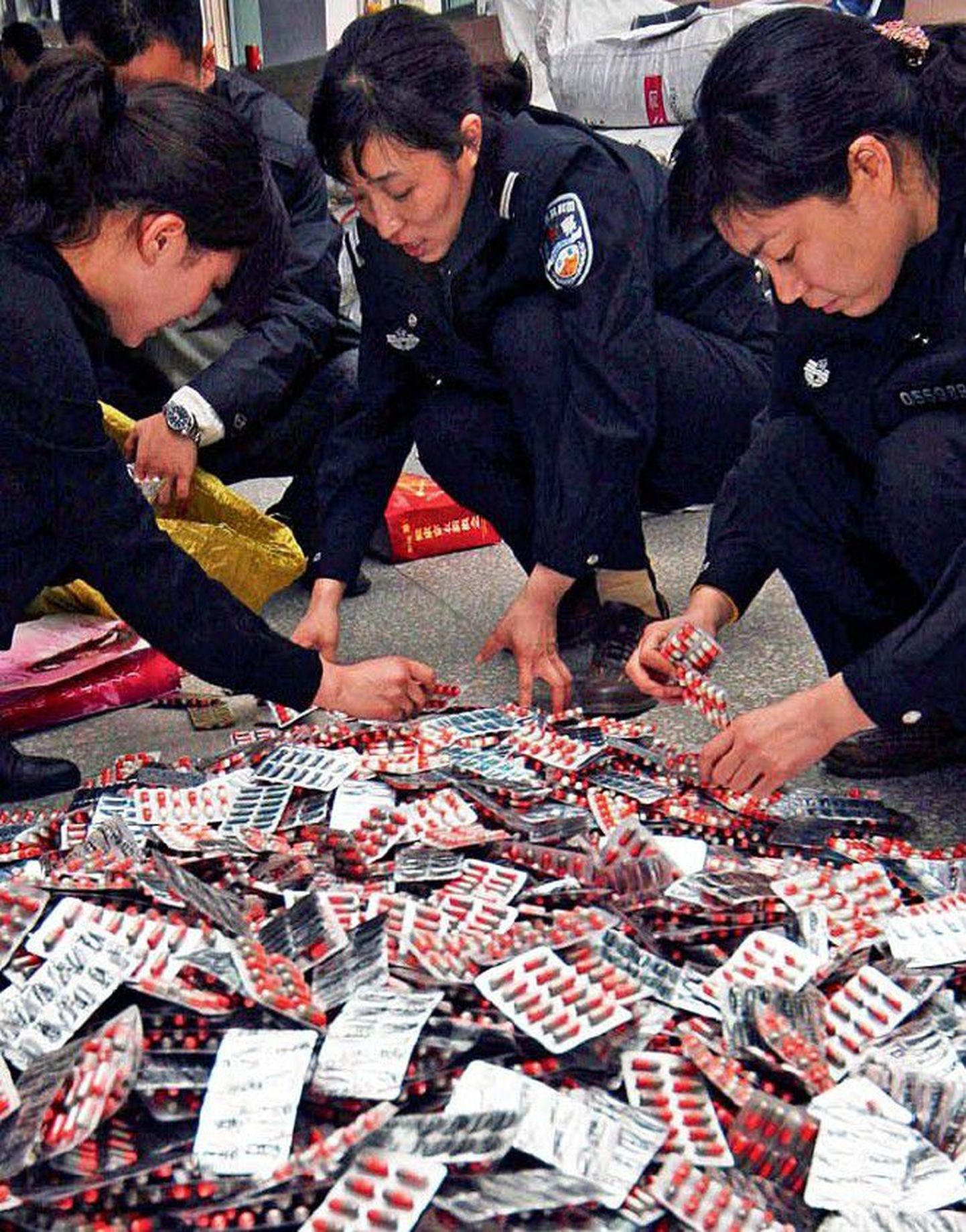 Hiina politseinikud sorteerivad konfiskeeritud libaravimeid.