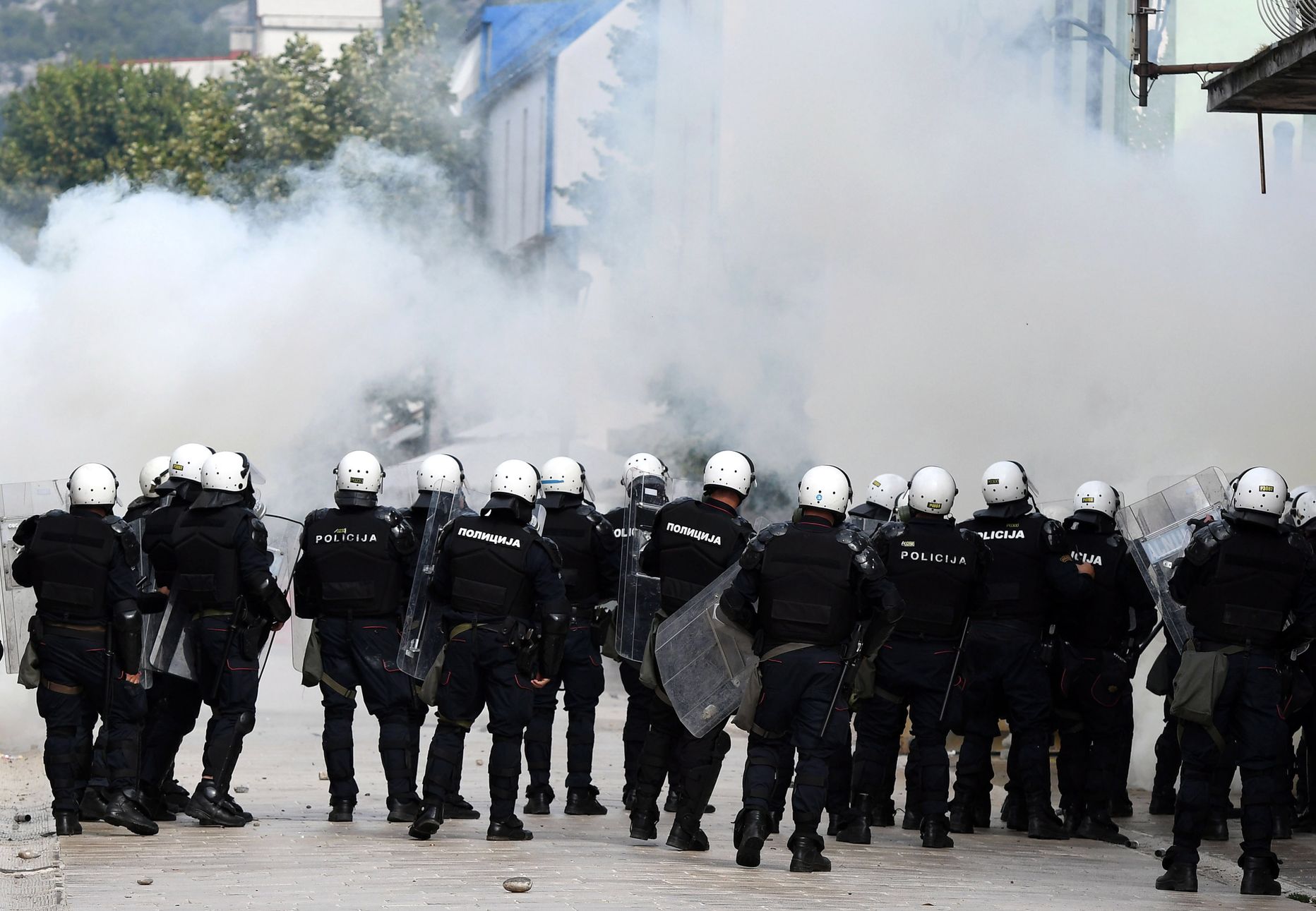Столкновения полиции с протестующими в Черногории