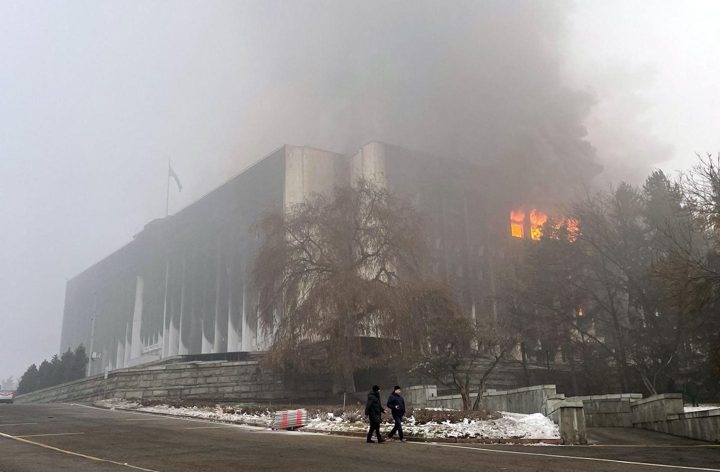 Подожженное здание мэрии в Алматы