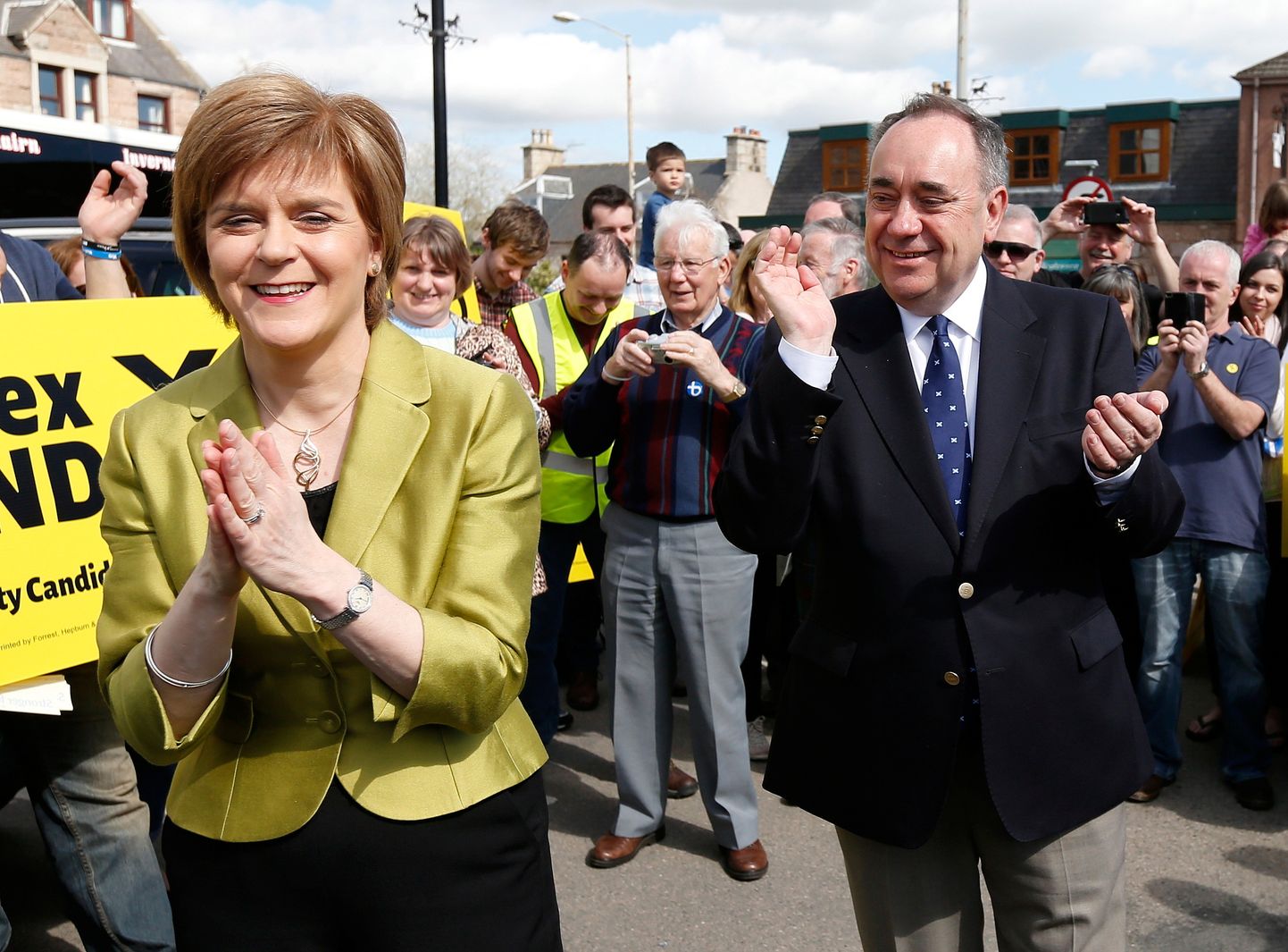 SNP juht Nicola Sturgeon (vasakul) koos Alex Salmondiga kampaaniaüritusel 2015. aastal.