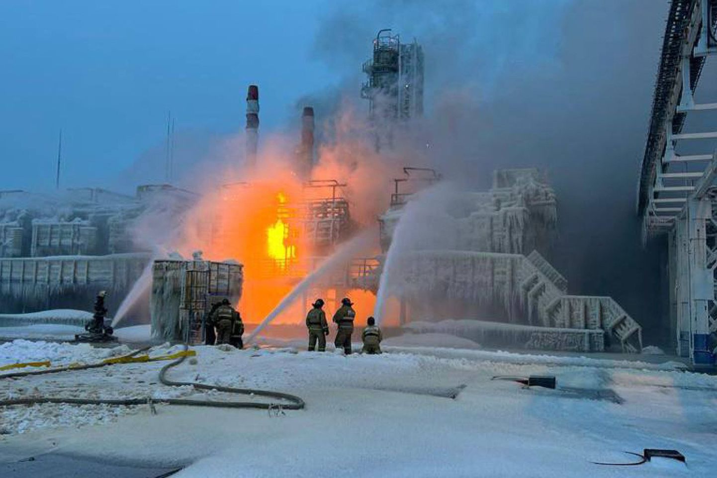 Ликвидация пожара в порту Усть-Луга после удара беспилотника 21 января 2023 года.