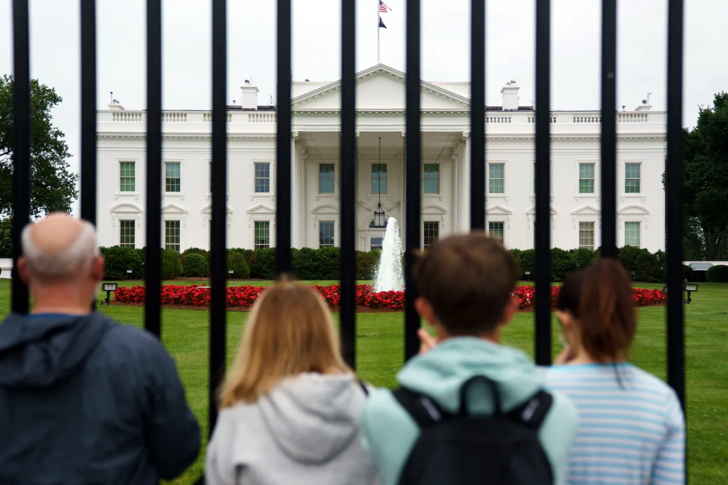 Turistid Valge Maja ees Washington, D.C.s, USAs 27. mail 2025. USA president Trump  teatas uute üliõpilasviisade intervjuude peatamisest osana immigratsioonipoliitikast.