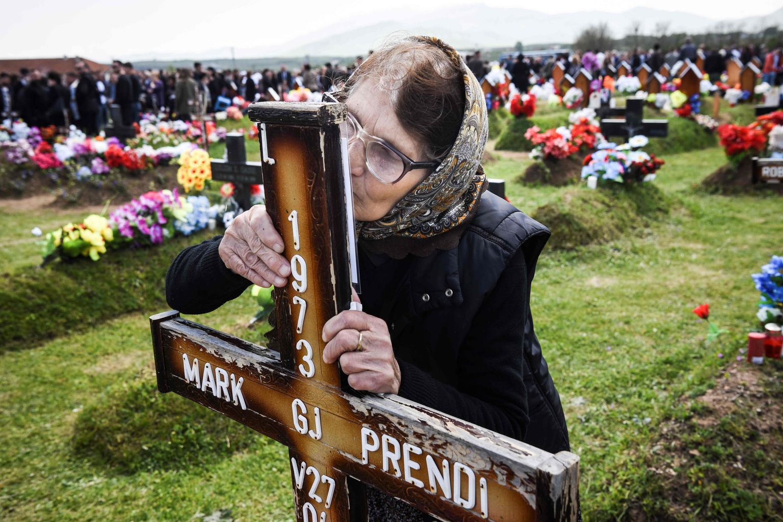 Kosovos tähistatakse Kadunud Inimeste päeva, sest 1600 inimest on sõjast saadik jätkuvalt kadunud. Enamik neist on albaanlased. Pildil naine sugulaste haual risti suudlemas.