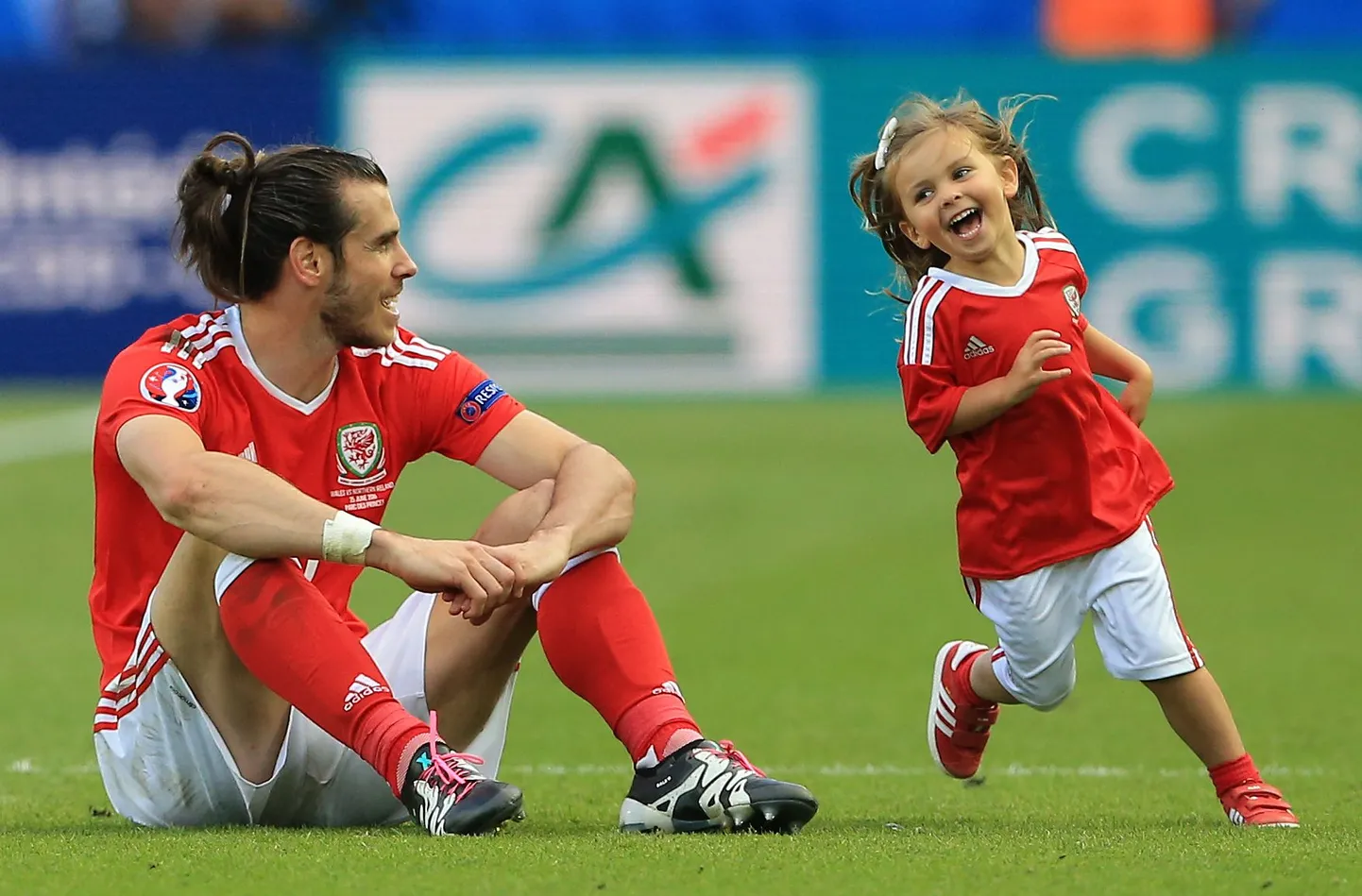 Gareth Bale pärast võitu koos tütrega.