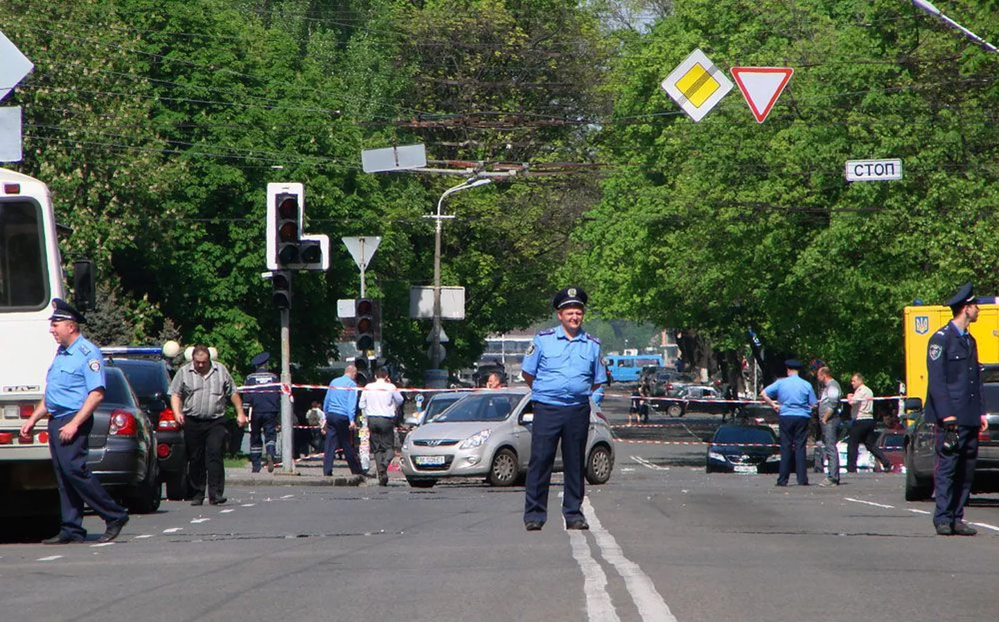 Miilitsad eile Dnipropetrovskis ühe plahvatuspaiga lähedal. Korrakaitsjad pandi eile kõrgendatud valmisolekusse.