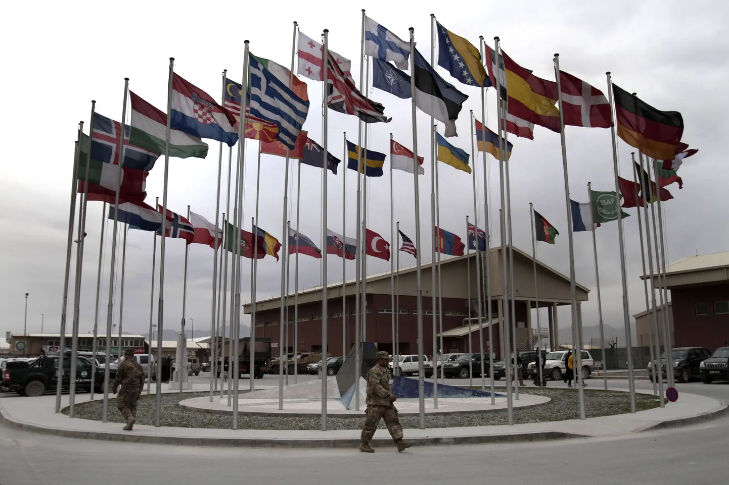 ISAFis osalevate riikide lipud Kabuli lennuväljal.