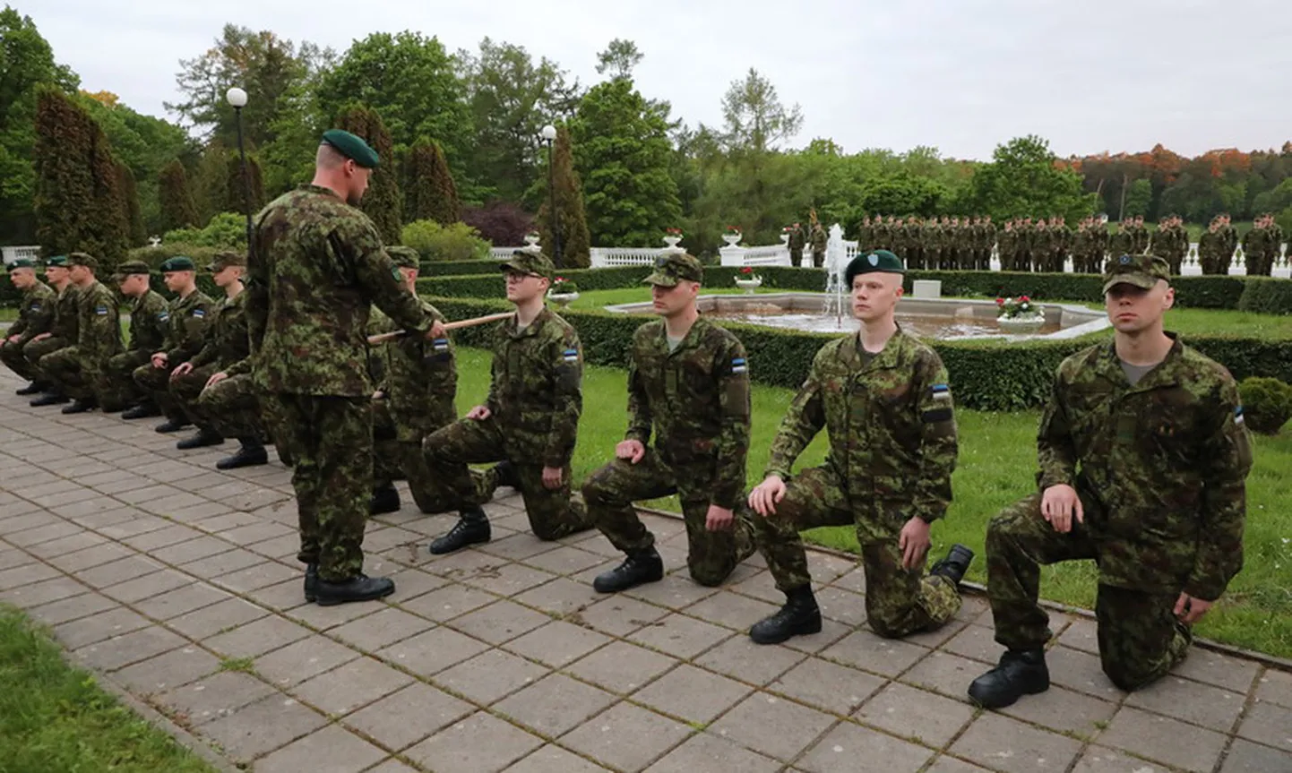 В пятницу утром рядовых Калевского батальона посвятили в сержанты.