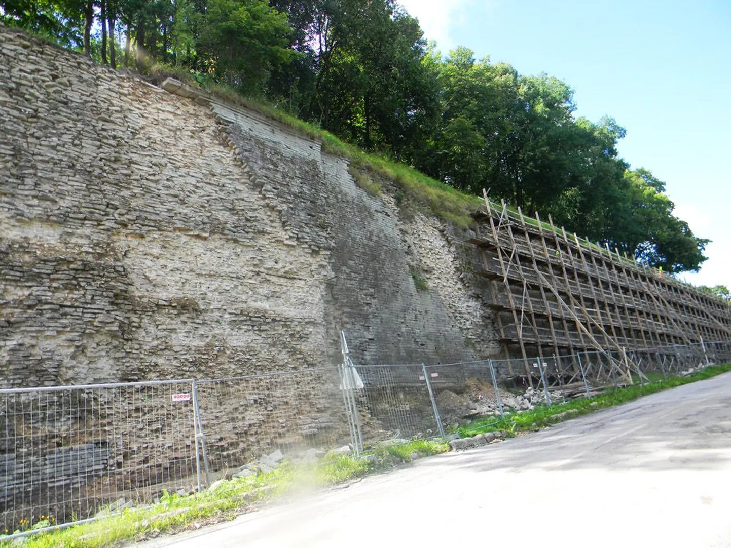 Tuleva aasta augustiks tuleb ennistada üle 200 meetri müüri, mille väliskiht on täiesti lagunenud.
