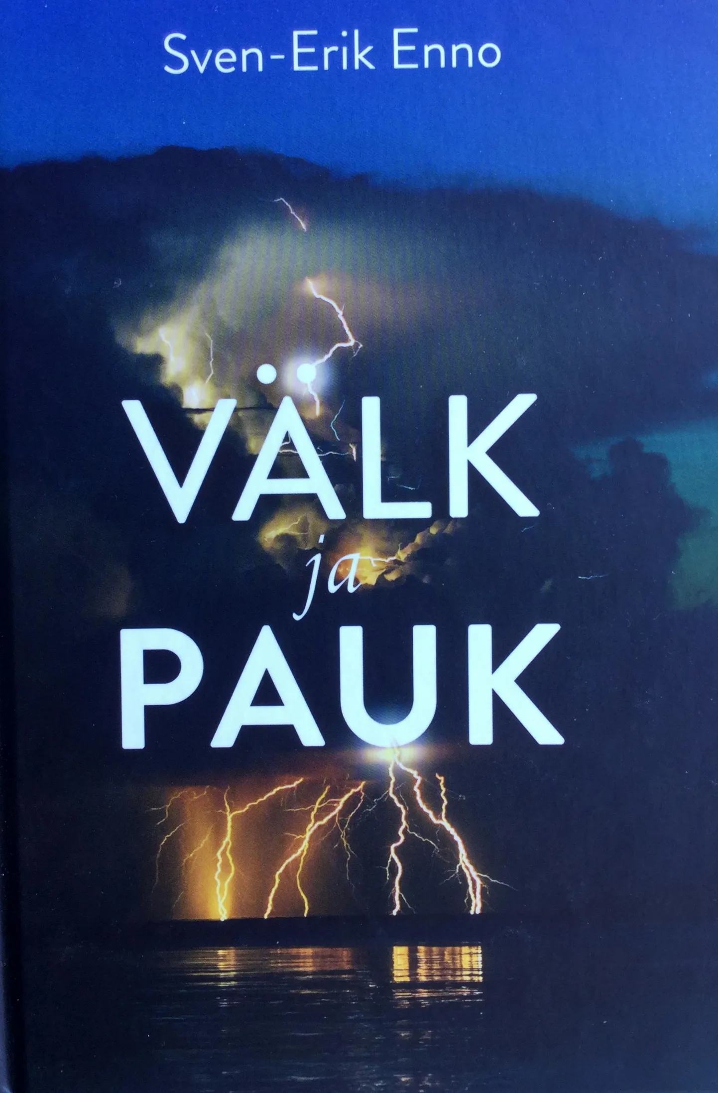 Raamat "Välk ja pauk" on väga tervitatav, sest pikka aega, 1950. aastatest pole ühtegi äikesele ega välgule pühendatud trükist eesti keeles ilmunud. FOTO: Raamatu Esikaane Repro